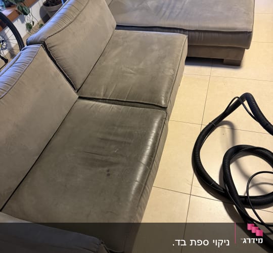 ספות אפורות עם צינור ניקוי על הרצפה